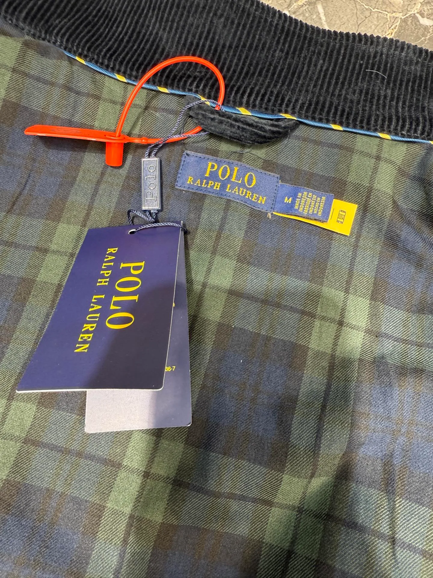 P590 🌟【Top original order】Ralph Lauren embroidered corduroy jacket. Customized wide-ribbed corduroy fabric with clear texture and excellent texture. Comfortable and close to the skin. Elegantly presented with a touch of deep navy blue. Low-key and luxurious. The exquisite red pony logo is embellished, igniting the overall vitality and passion. The stand-up collar design is simple and elegant. When the light fades, it shows subtle changes in luster and is intertwined with the undulations of the wide ribs. The jacket is infused with a fresh soul and has extremely high matching flexibility. Process 1: Using imported machine embroidery technology, using advanced computer control systems and precision mechanical components to achieve the iconic pony embroidery operation with high precision and smooth and delicate lines. Process 2: Template machine bag opening. The preset template guides the position, shape and size of the bag opening. The accuracy ensures the quality of the bag opening effect. Process 3: Infrared positioning cutting machine uses infrared transmitters and infrared receivers to achieve precise positioning of materials. The accuracy can reach the micron level to meet the effect of high-precision cutting of plaid alignment. Process 4: The fabrics are washed carefully and have better hand texture. Not easy to deform, not easy to shrink, not easy to fade, and maintain long-term beauty. Accessories: Customized 1:1 Ralph Lauren horn buckle Customized 1:1 Ralph Lauren bronze puller Customized 1:1 Dark brown leather lanyard Customized 1:1 Ralph Lauren trademark Version: Loose version Size: S M L XL